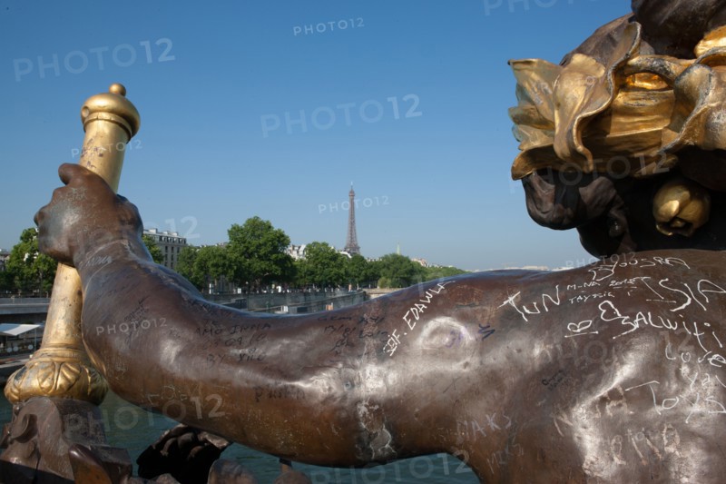 France, Region Ile de France, Paris 8e arrondissement, Pont Alexandre III, vue sur la Tour Eiffel et les Invalides