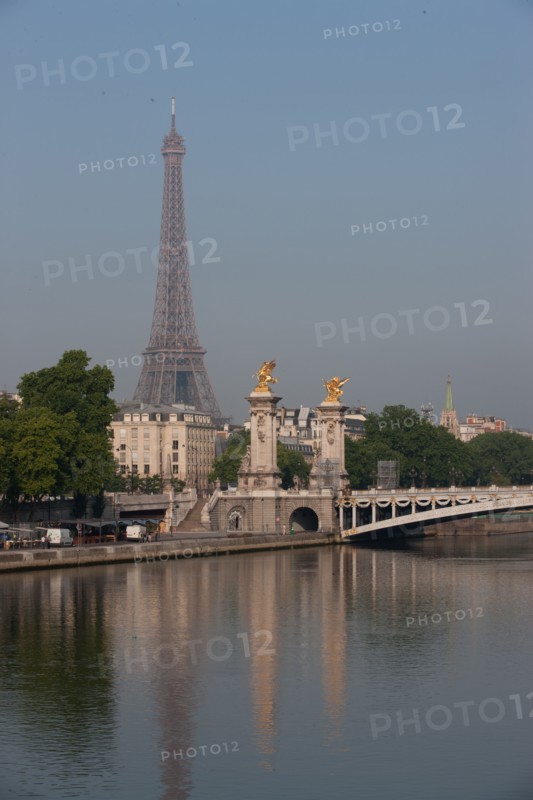 France, Region Ile de France, Paris 7e arrondissement, quai des Tuileries, la Seine et la Tour Eiffel, Pont Alexandre III,