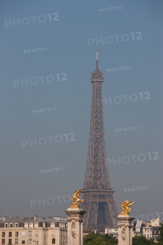 France, Region Ile de France, Paris 7e arrondissement, quai des Tuileries, la Seine et la Tour Eiffel, Pont Alexandre III,