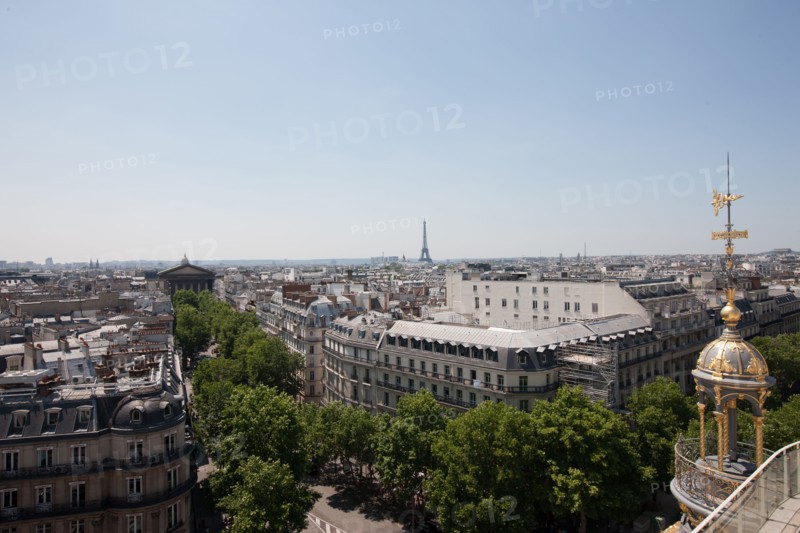 France, Region Ile de France, Paris 18e arrondissement, panorama avec la Tour Eiffel, depuis la terrasse du Printemps, restaurant Deli-Cieux,