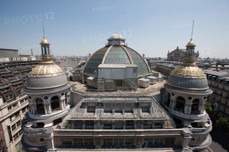 France, Region Ile de France, Paris 18e arrondissement, panorama avec les domes et coupoles depuis la terrasse du Printemps, restaurant Deli-Cieux,