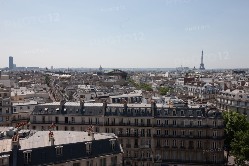 France, Region Ile de France, Paris 18e arrondissement, panorama avec la Tour Eiffel, depuis la terrasse du Printemps, restaurant Deli-Cieux,