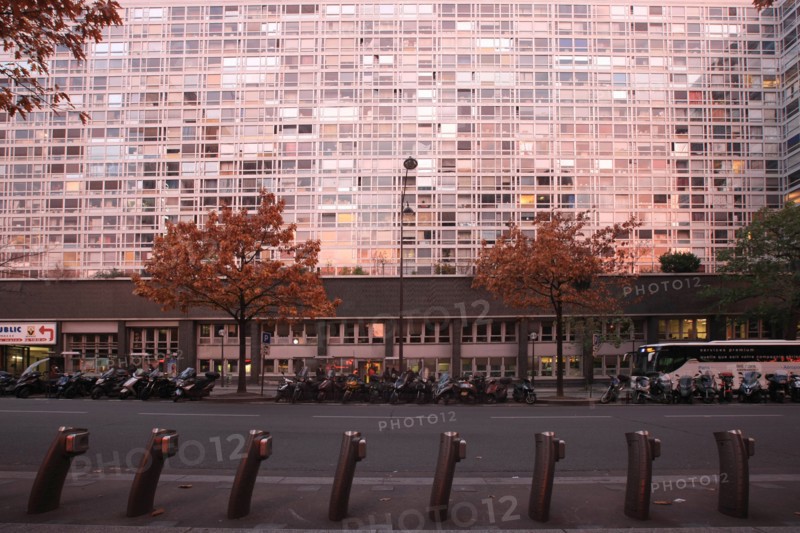France, Region Ile de France, Paris 14e arrondissement, Montparnasse, rue du Commandant Mouchotte, terrasse de cafe, Tour Montparnasse, immeuble, facade, matin, fin de nuit, eclairage,
