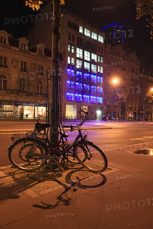 France, Region Ile de France, Paris 14e arrondissement, Montparnasse, boulevard du Montparnasse, tour, immeubles, facade, matin, fin de nuit, eclairage, velo,