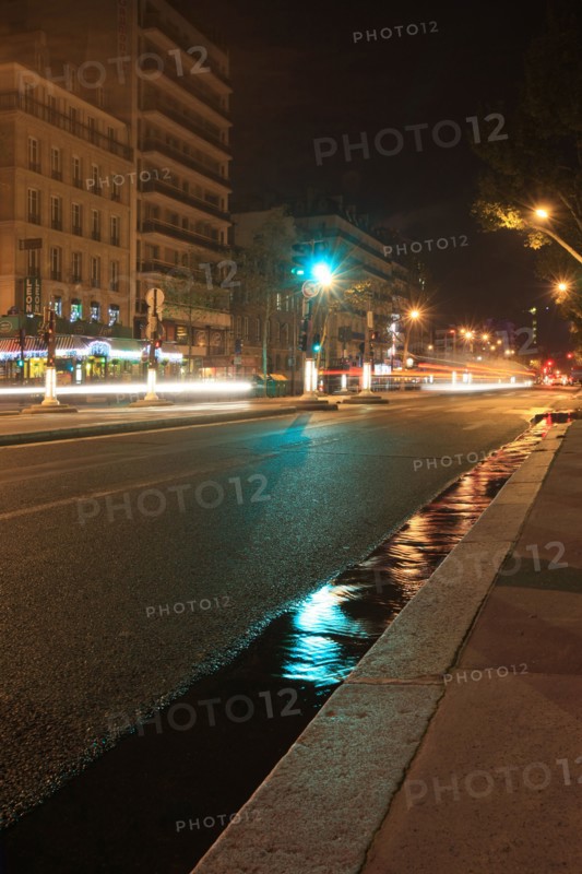 France, Region Ile de France, Paris 14e arrondissement, Montparnasse, boulevard du Montparnasse, tour, immeubles, facade, matin, fin de nuit, eclairage, caniveau, eau,