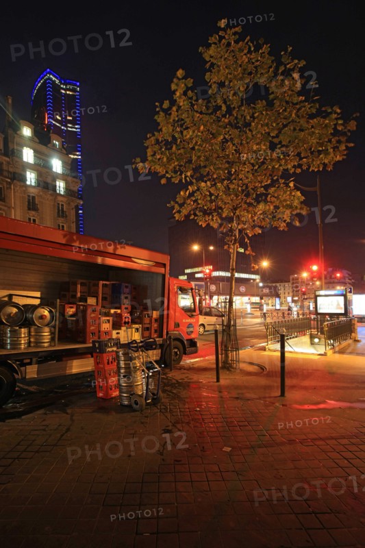France, Region Ile de France, Paris 14e arrondissement, Montparnasse, boulevard du Montparnasse, tour, immeubles, facade, matin, fin de nuit, eclairage, camion d elivraison, bouche de metro,