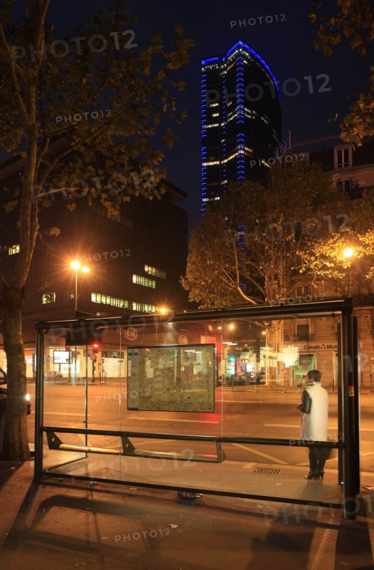 France, Region Ile de France, Paris 14e arrondissement, Montparnasse, boulevard du Montparnasse, tour, immeubles, facade, matin, fin de nuit, eclairage, attente sous abri bus,