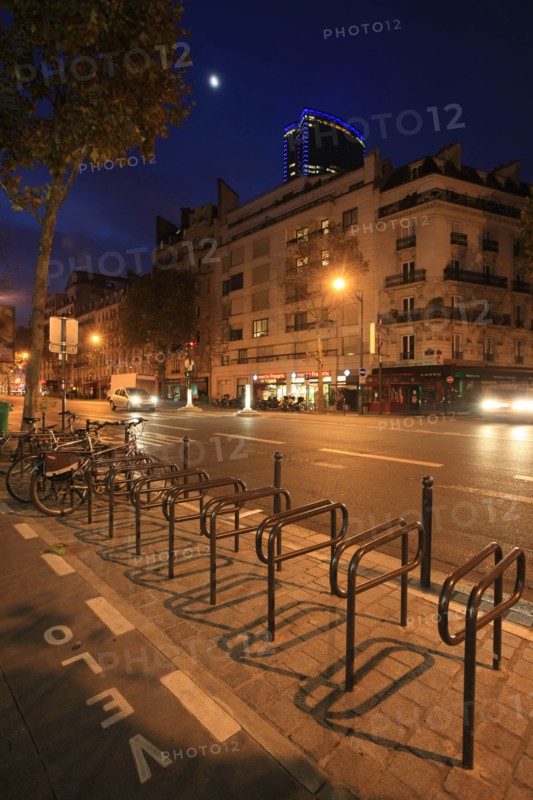 France, Region Ile de France, Paris 14e arrondissement, Montparnasse, boulevard du Montparnasse, tour, immeubles, facade, matin, fin de nuit, eclairage, parking velos, circulation,
