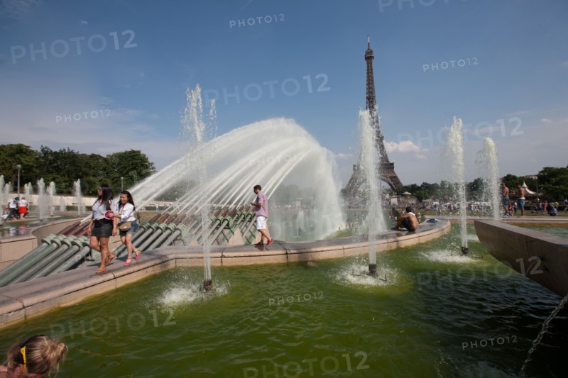 France, Region Ile de France, Paris 16e arrondissement, jardins du Trocadero, bassins et fontaine, baigneurs, canicule,
