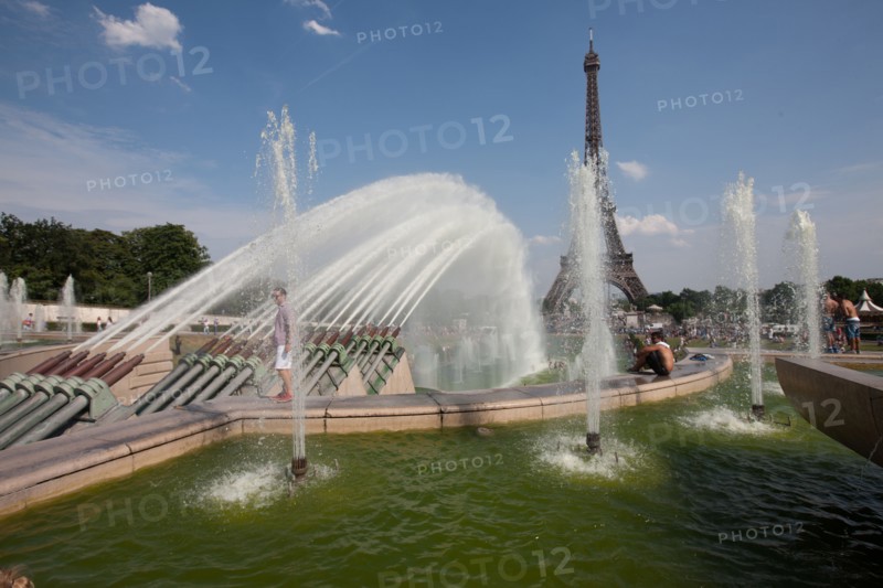 France, Region Ile de France, Paris 16e arrondissement, jardins du Trocadero, bassins et fontaine, baigneurs, canicule,