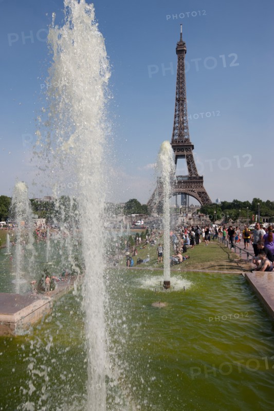 France, Region Ile de France, Paris 16e arrondissement, jardins du Trocadero, bassins et fontaine, baigneurs, canicule,