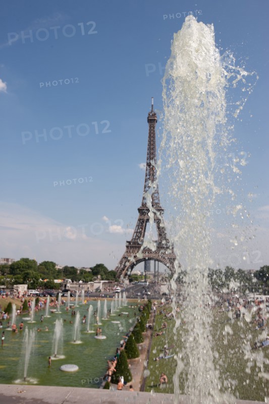 France, Region Ile de France, Paris 16e arrondissement, jardins du Trocadero, bassins et fontaine, baigneurs, canicule,