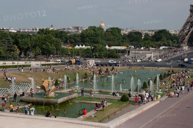 France, Region Ile de France, Paris 16e arrondissement, jardins du Trocadero, bassins et fontaine, baigneurs, canicule,