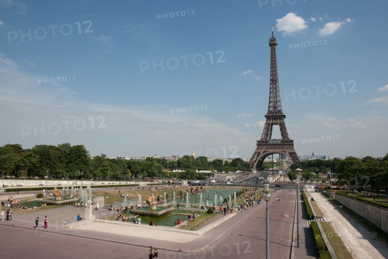 France, Region Ile de France, Paris 16e arrondissement, jardins du Trocadero, bassins et fontaine, baigneurs, canicule,