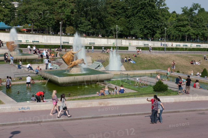 France, Region Ile de France, Paris 16e arrondissement, jardins du Trocadero, bassins et fontaine, baigneurs, canicule,