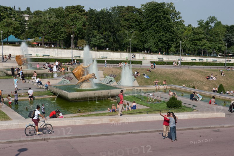 France, Region Ile de France, Paris 16e arrondissement, jardins du Trocadero, bassins et fontaine, baigneurs, canicule,