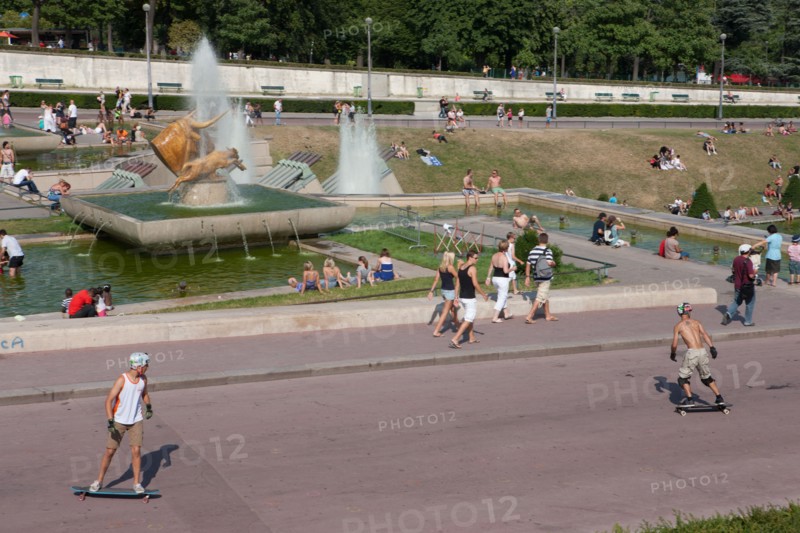 France, Region Ile de France, Paris 16e arrondissement, jardins du Trocadero, bassins et fontaine, baigneurs, canicule,