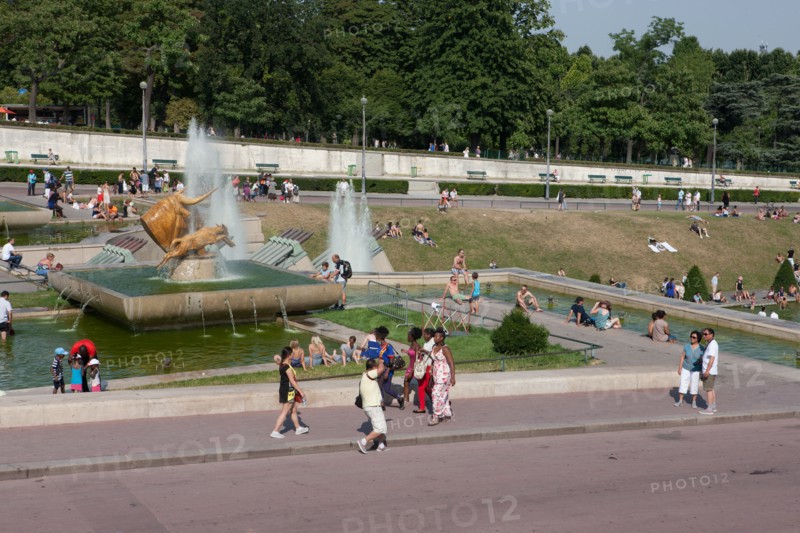 France, Region Ile de France, Paris 16e arrondissement, jardins du Trocadero, bassins et fontaine, baigneurs, canicule,