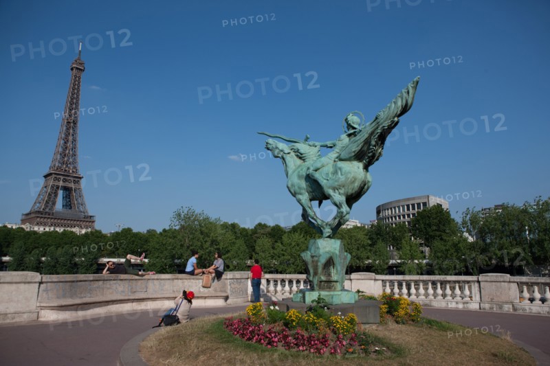 France, Region Ile de France, Paris 16e arrondissement, quai de Seine, pont de Bir-Hakeim, sculpture, la France renaissante, Jeanne d'Arc,