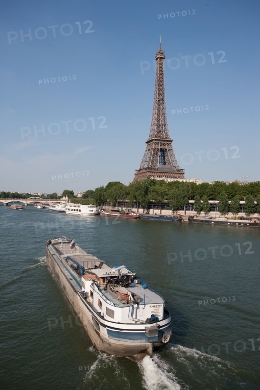 France, Region Ile de France, Paris 16e arrondissement, quai de Seine, entre pont de Bir-Hakeim et pont d'Iena, Tour Eiffel, peniches a quai,