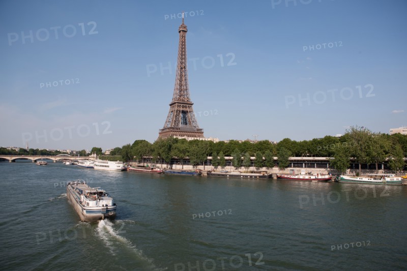 France, Region Ile de France, Paris 16e arrondissement, quai de Seine, entre pont de Bir-Hakeim et pont d'Iena, Tour Eiffel, peniches a quai,