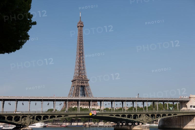 France, Region Ile de France, Paris 16e arrondissement, quai de Seine, entre pont de Bir-Hakeim et pont d'Iena, Tour Eiffel, peniches a quai,