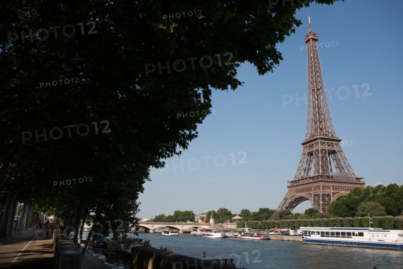 France, Region Ile de France, Paris 16e arrondissement, quai de Seine, entre pont de Bir-Hakeim et pont d'Iena, Tour Eiffel, peniches a quai,