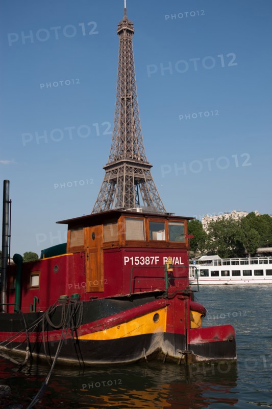 France, Region Ile de France, Paris 16e arrondissement, quai de Seine, entre pont de Bir-Hakeim et pont d'Iena, Tour Eiffel, peniches a quai,