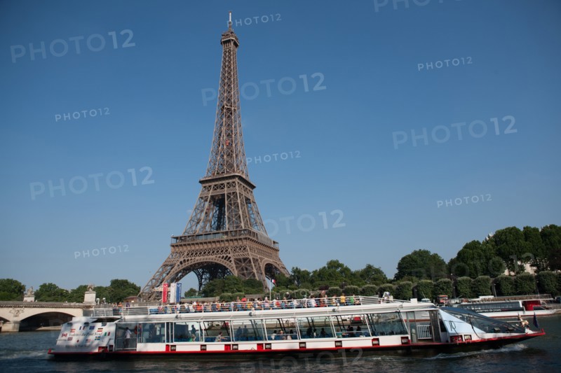 France, Region Ile de France, Paris 16e arrondissement, quai de Seine, entre pont de Bir-Hakeim et pont d'Iena, Tour Eiffel, peniches a quai,