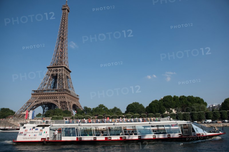 France, Region Ile de France, Paris 16e arrondissement, quai de Seine, entre pont de Bir-Hakeim et pont d'Iena, Tour Eiffel, peniches a quai,