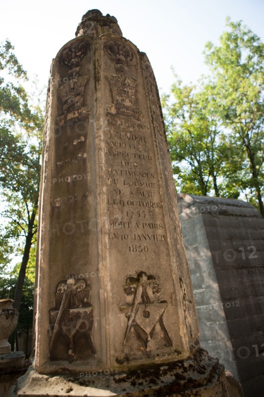 France, Region Ile de France, Paris 20e arrondissement, cimetiere du Pere Lachaise, 28e division, sepulture des architectes Bernier, Percier et Fontaine, stele avec des symboles maconniques dessines par Percier,