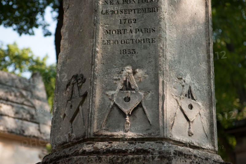 France, Region Ile de France, Paris 20e arrondissement, cimetiere du Pere Lachaise, 28e division, sepulture des architectes Bernier, Percier et Fontaine, stele avec des symboles maconniques dessines par Percier,
