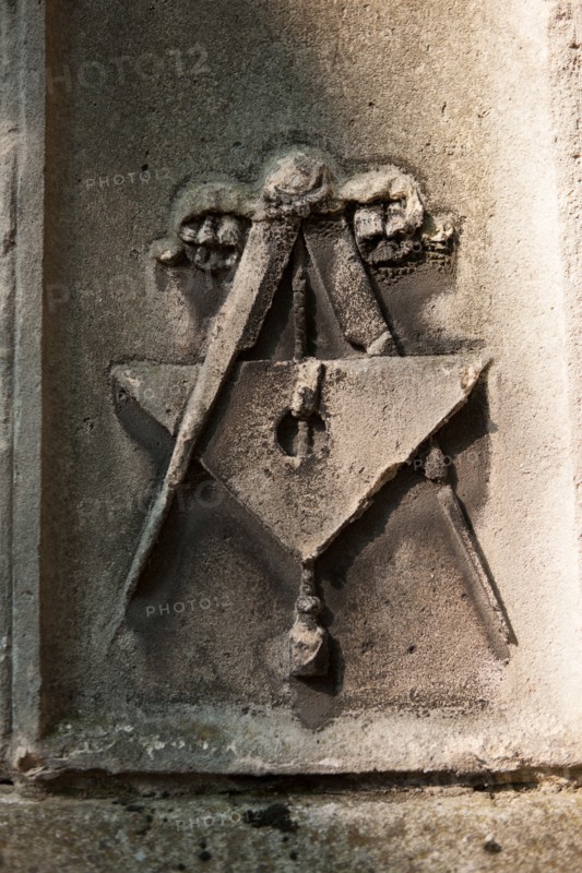 France, Region Ile de France, Paris 20e arrondissement, cimetiere du Pere Lachaise, 28e division, sepulture des architectes Bernier, Percier et Fontaine, stele avec des symboles maconniques dessines par Percier,