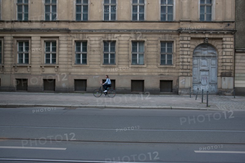Allemagne, Germany, Berlin, Scheunenviertel, quartier des Granges, immeuble et voies de tramway