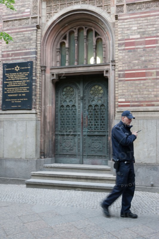 Allemagne, Germany, Berlin, Scheunenviertel, quartier des Granges, ancienne synagogue, policier