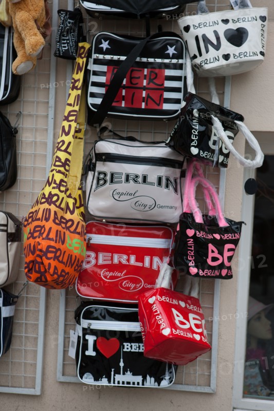 Allemagne, Germany, Berlin, Scheunenviertel, quartier des Granges, boutique de souvenirs