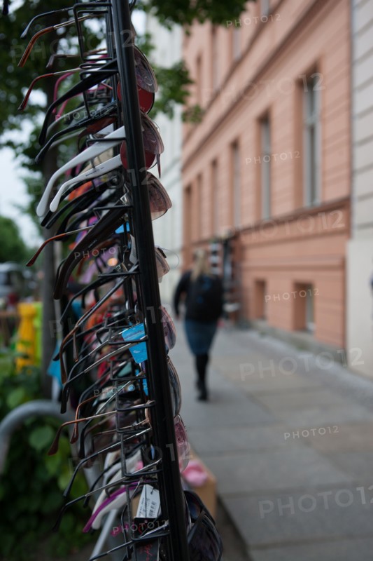 Allemagne, Germany, Berlin, Scheunenviertel, quartier des Granges, boutique de souvenirs, lunettes de soleil sur un presentoir.