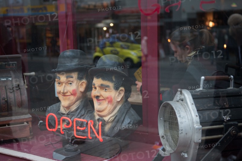 Allemagne, Germany, Berlin, Scheunenviertel, quartier des Granges, vitrine, boutique, Laurel et Hardy, cinema,