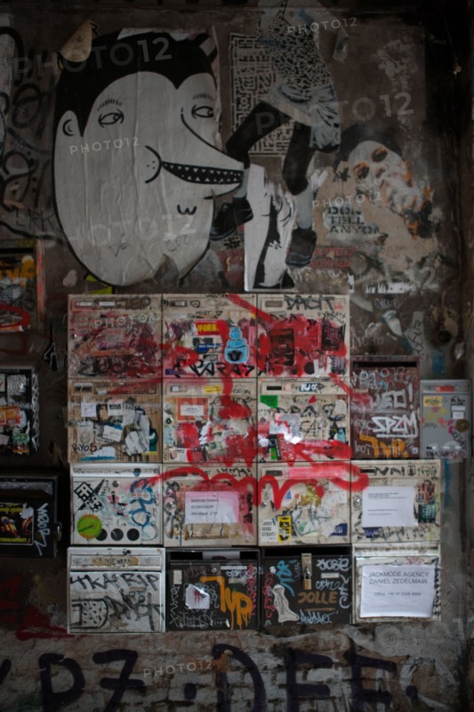 Allemagne, Germany, Berlin, Scheunenviertel, quartier des Granges, squatt d'artistes, alternatifs, street art, boites aux lettres,
