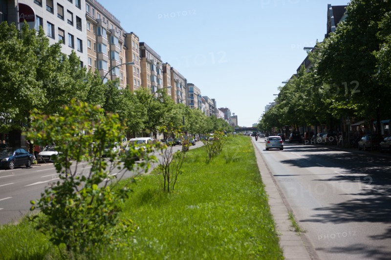 Allemagne (Germany), Berlin, Friedrichshain, immeuble, ancien Berlin Est, avenue avec terre plein central
