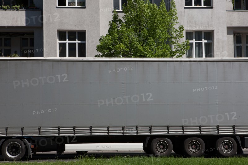 Allemagne (Germany), Berlin, Friedrichshain, immeuble, ancien Berlin Est, camion semi-remorque gare en ville,