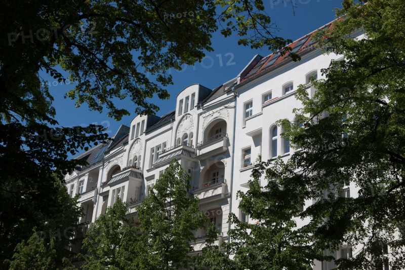 Allemagne (Germany), Berlin, Friedrichshain, immeuble, ancien Berlin Est, facade et arbres,