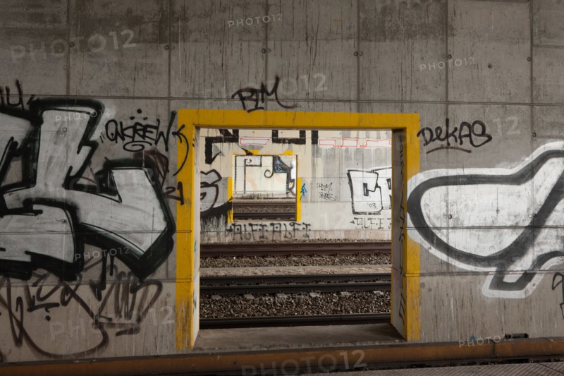 Allemagne (Germany), Berlin, voies du S-Bahn, Berlin Tegel, enfant sur le quai,