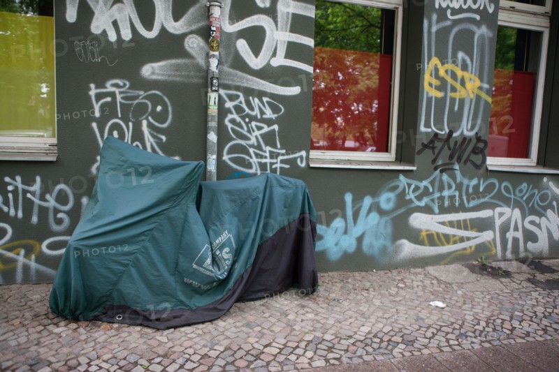 Allemagne (Germany), Berlin, Prenzlauer Berg, signes de ville, murs peints, moto sous une bache