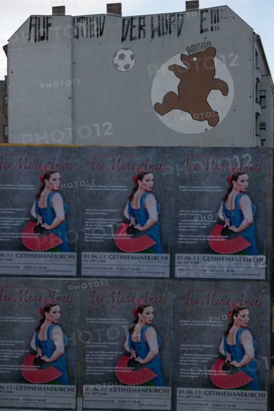 Allemagne (Germany), Berlin, Penzlauer Berg, Prenzlauer Allee, rue, mur, affiches, ours