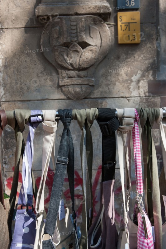 Allemagne (Germany), Berlin, Prenzlauer Berg, Gaudy Strasse, detail mur, facade, sacs,