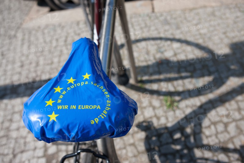 Allemagne (Germany), Berlin, Prenzlauer Berg, rue, protection de selle de velo aux couleurs du drapeau europeen, etoiles,