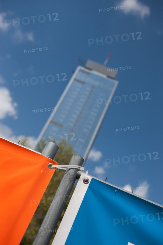 Allemagne, Germany, Berlin, Alexanderplatz, place, fontaine, tour, baches de couleur,