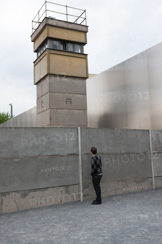 Allemagne (Germany), Berlin, Bernauer Strasse, Mur de Berlin, autour du memorial du mur, homme regardant au travers, mirador