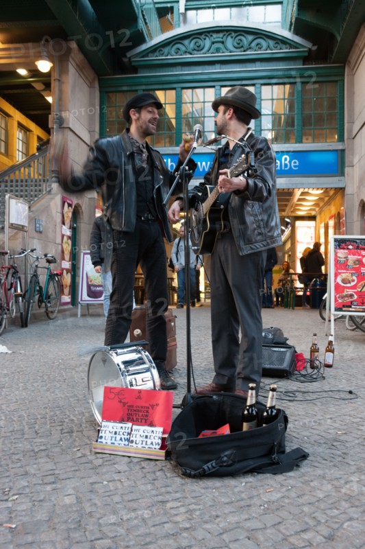 Allemagne (Germany), Berlin, Prenzlauer Berg, sous le metro, S-Bahn, Eberswalder Strasse, musiciens de rue,